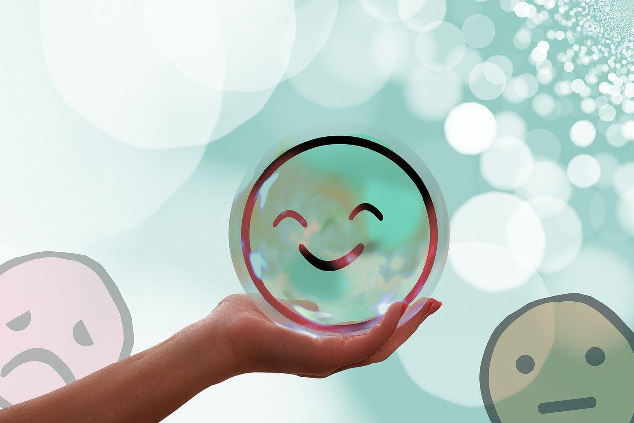 Bild på en glad bubbla som hålls i en kupad hand.