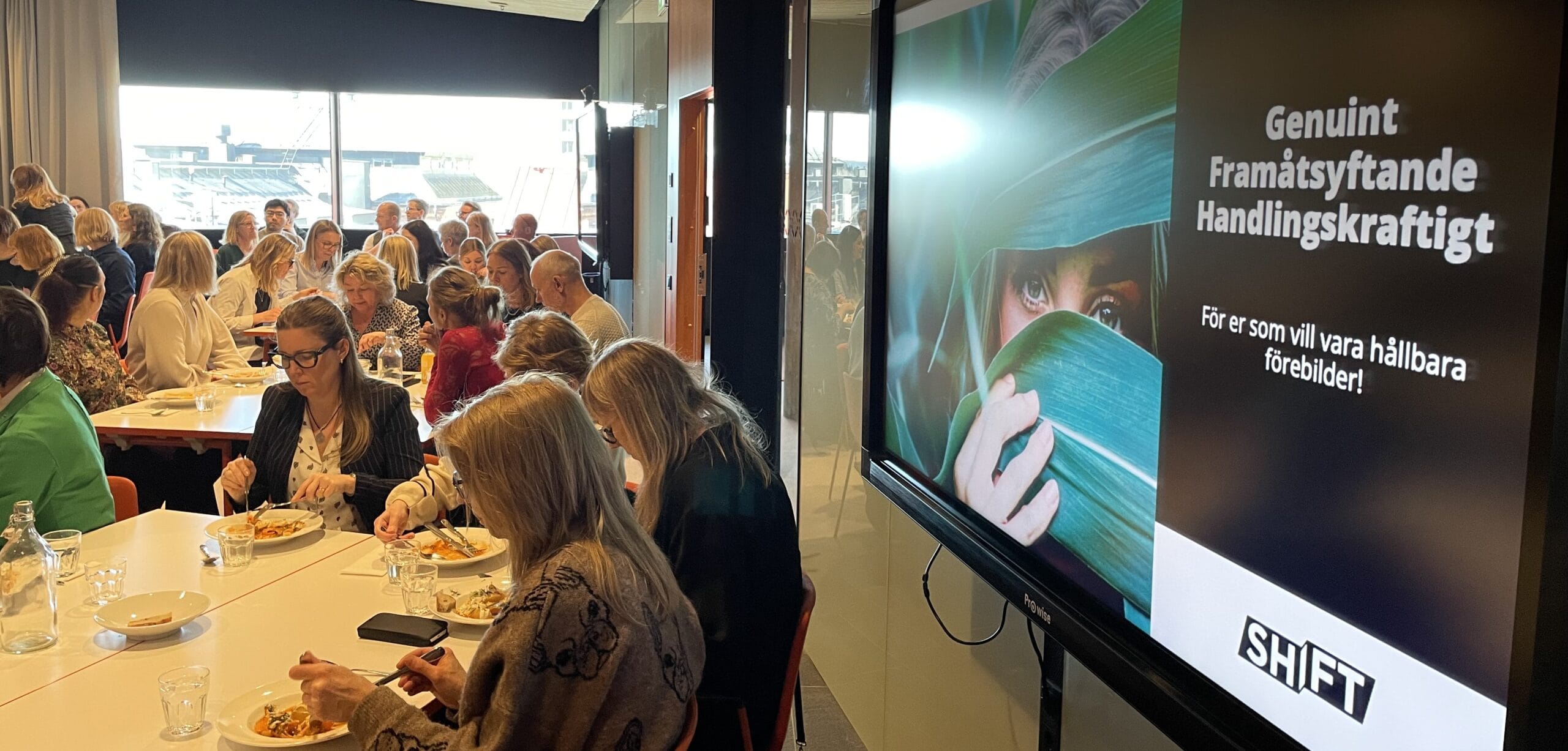 SHIFT-lunchen Bild på deltagare i utbildning som tittar på storskärm